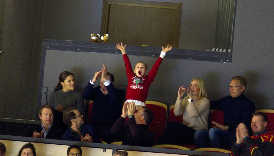 Foto: Pernilla Wahlman/TT Prinsessan Estelle jublar på ishockeymatch.
