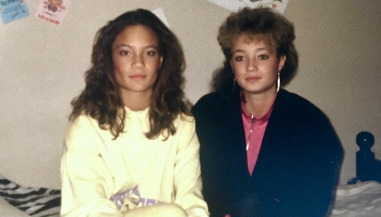 Pernilla och Lotta var bästa vänner redan under gymnasietiden. Foto: Privat Pernilla Foo och Lotta Foo i Örebro under 1980-talet.