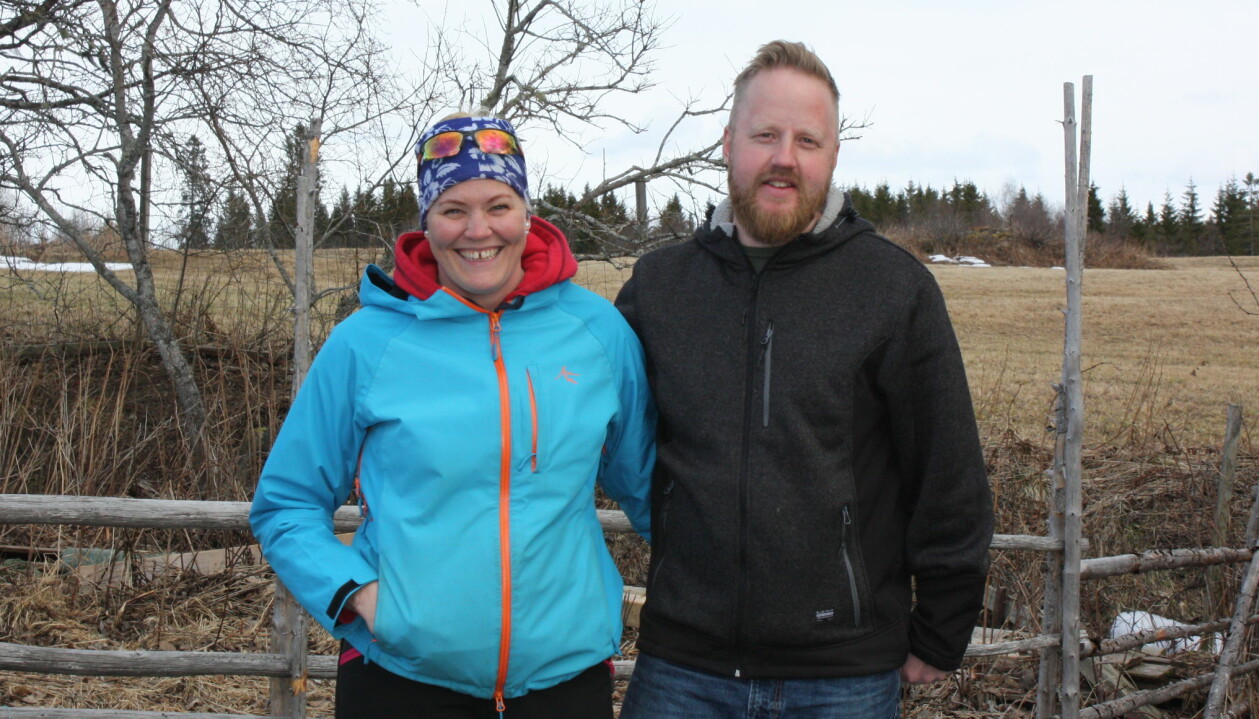 Åsa träffade sin David på nätet och han stöttar henne under tuffa dagar. Foto: Kjell Eriksson Åsa och kärleken David håller om varandra och ler stort.