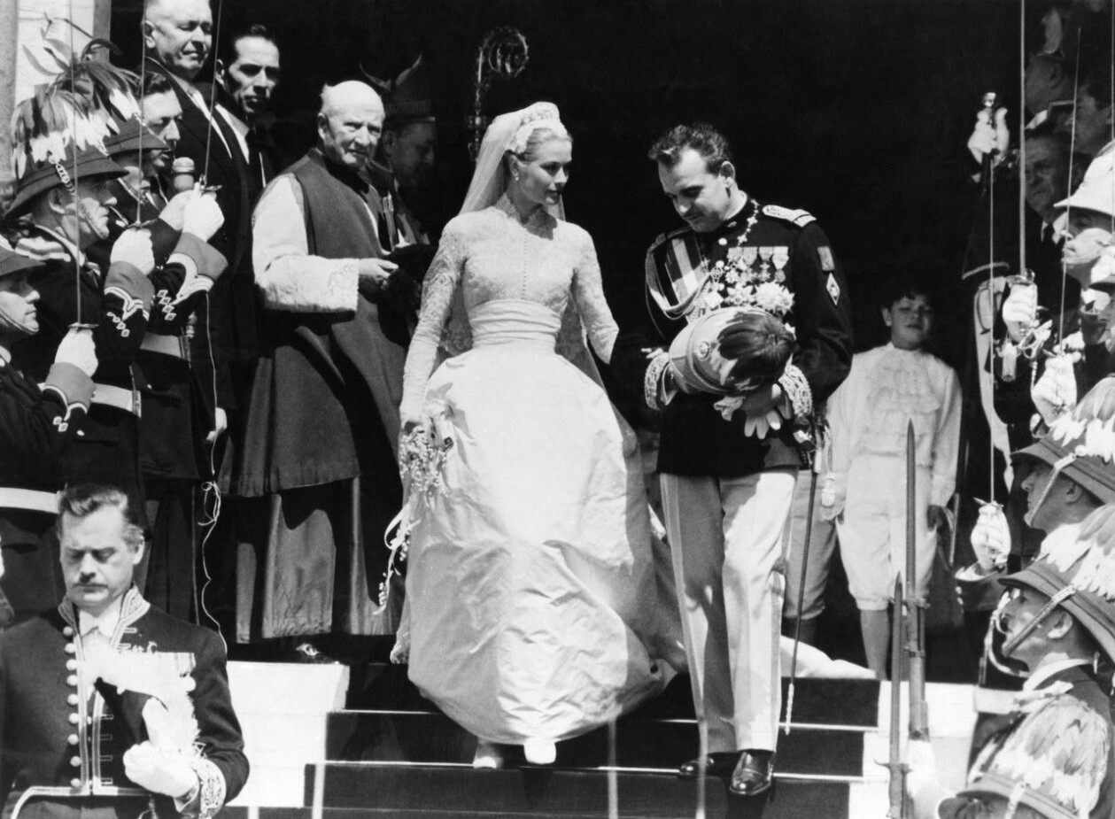 Grace Kelly i brudklänning från Helen Rose vid bröllopet 1956. Grace Kelly i sin brudklänning från Helen Rose 1956.