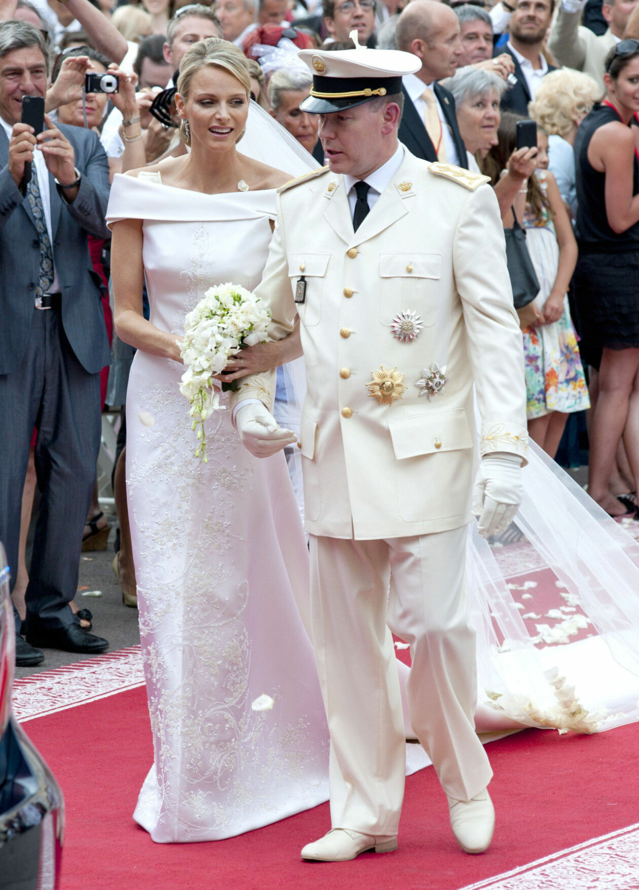 Furstinnan Charlene av Monaco gifte sig i brudklänning designad av Giorgio Armani. Charlene av Monaco gifte sig i en Armani-klänning.