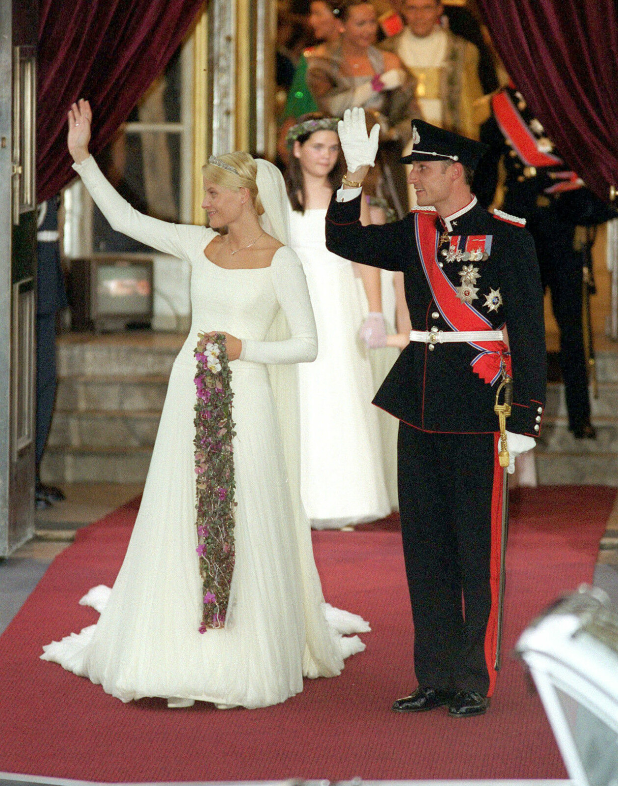 Norska kronprinsessan Mette-Marit i brudklänning från norska Ove Harder Finseth. Norges kronprinsessa Mette-Marit i sin brudklänning.