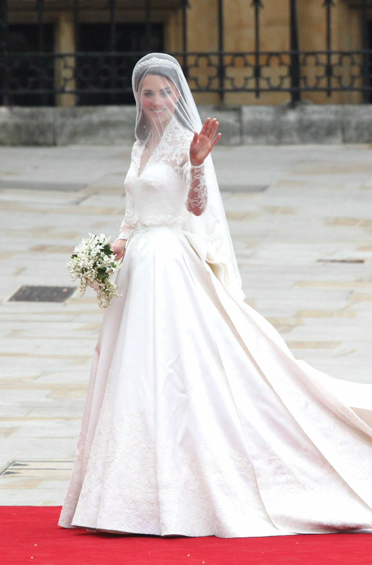 Kate Middleton i brudklänning skapad av Alexander McQueens chefsdesigner Sarah Burton. Kate Middleton i sin vackra brudklänning.