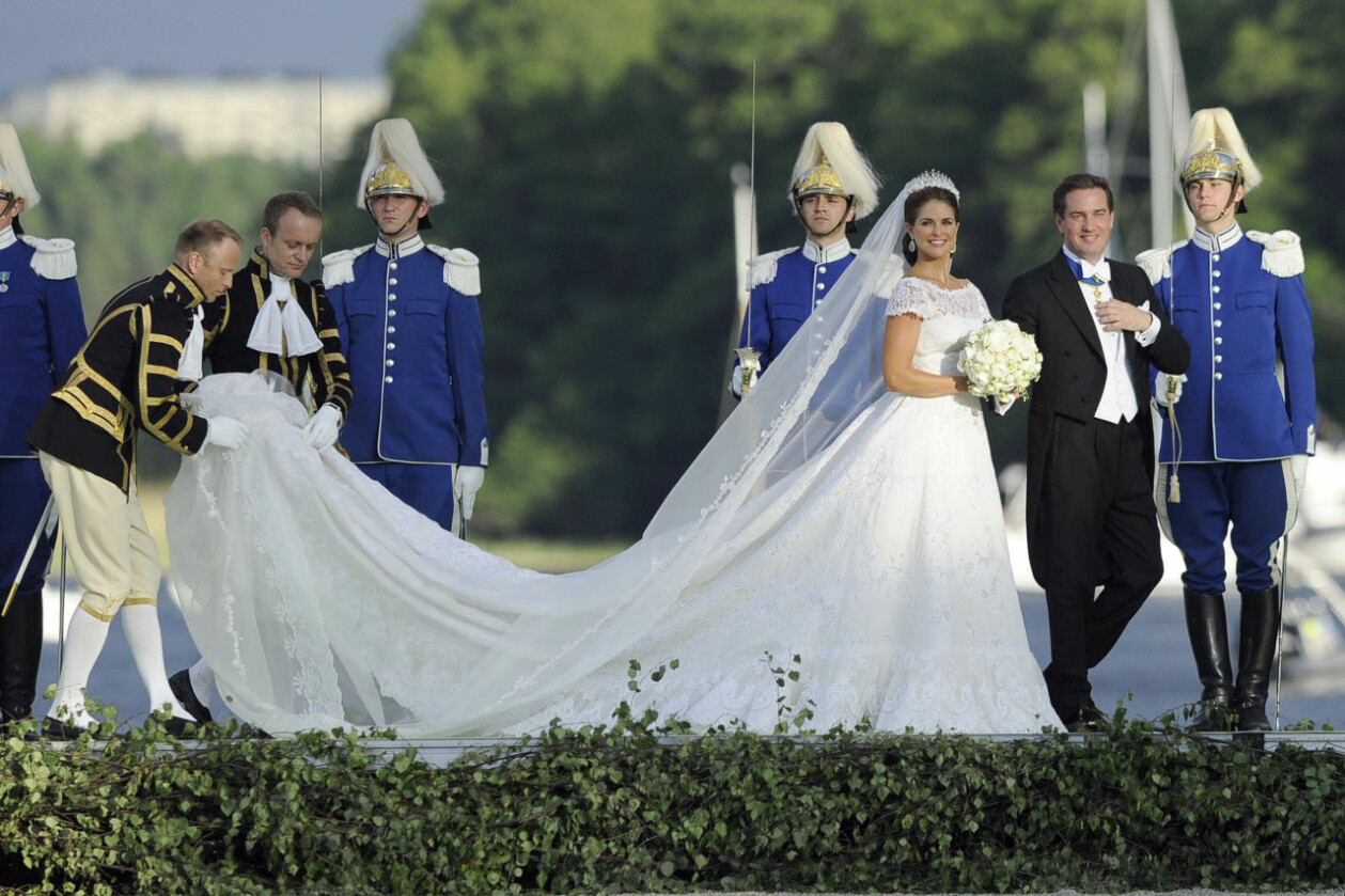 Prinsessan Madeleine i brudklänning med fyra meter långt släp från Valentino. Prinsessan Madeleines brudklänning skapad av Valentino från bröllopet med Chris O'neill.