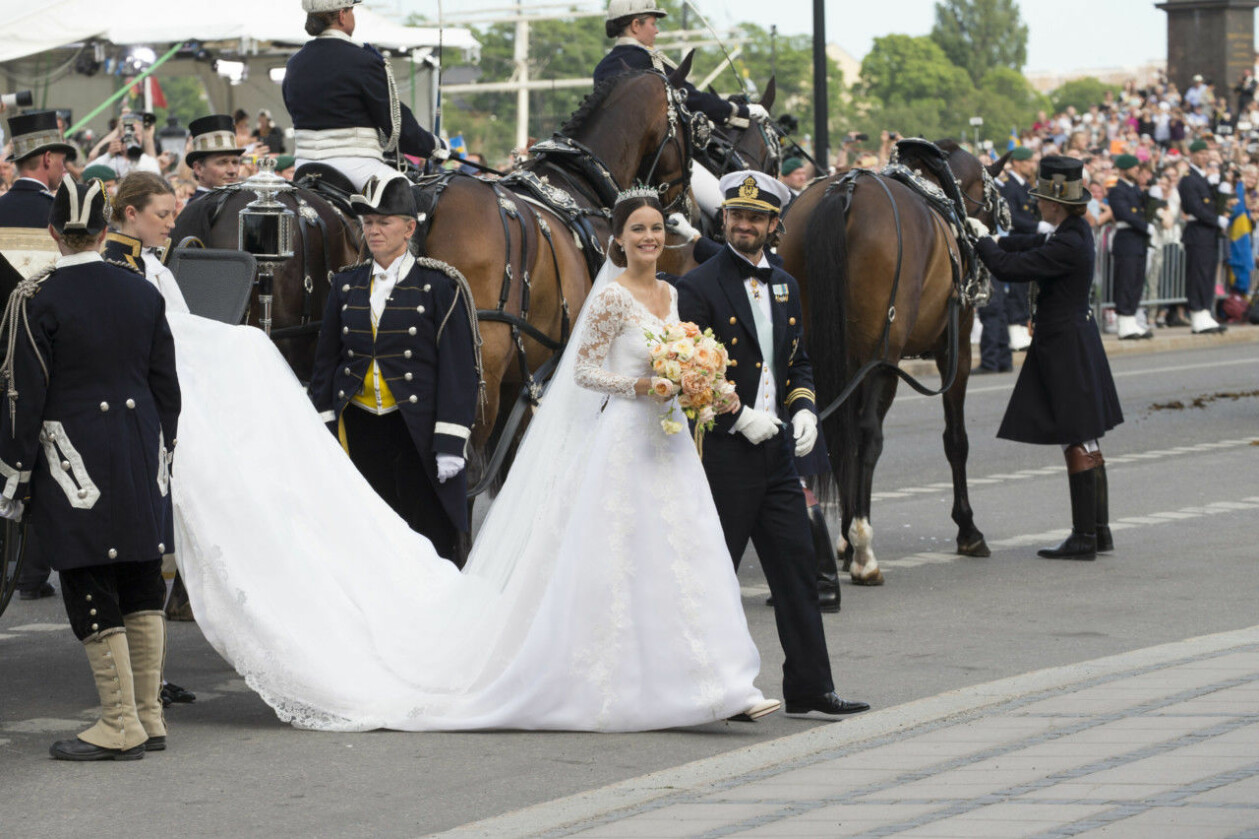 Prinsessan Sofia i brudklänning med lång ärm designad av Ida Sjöstedt. Prinsessan Sofias klänning från bröllopet med Carl Philip.