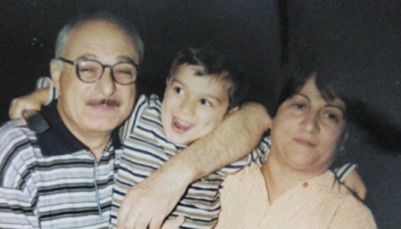 En pojke med sina morföräldrar.