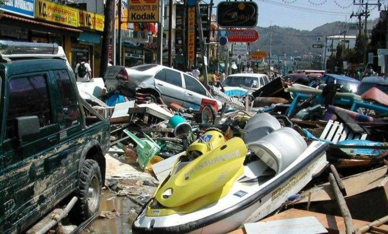 Bilar och skräp på en gata i Thailand efter tsunamin