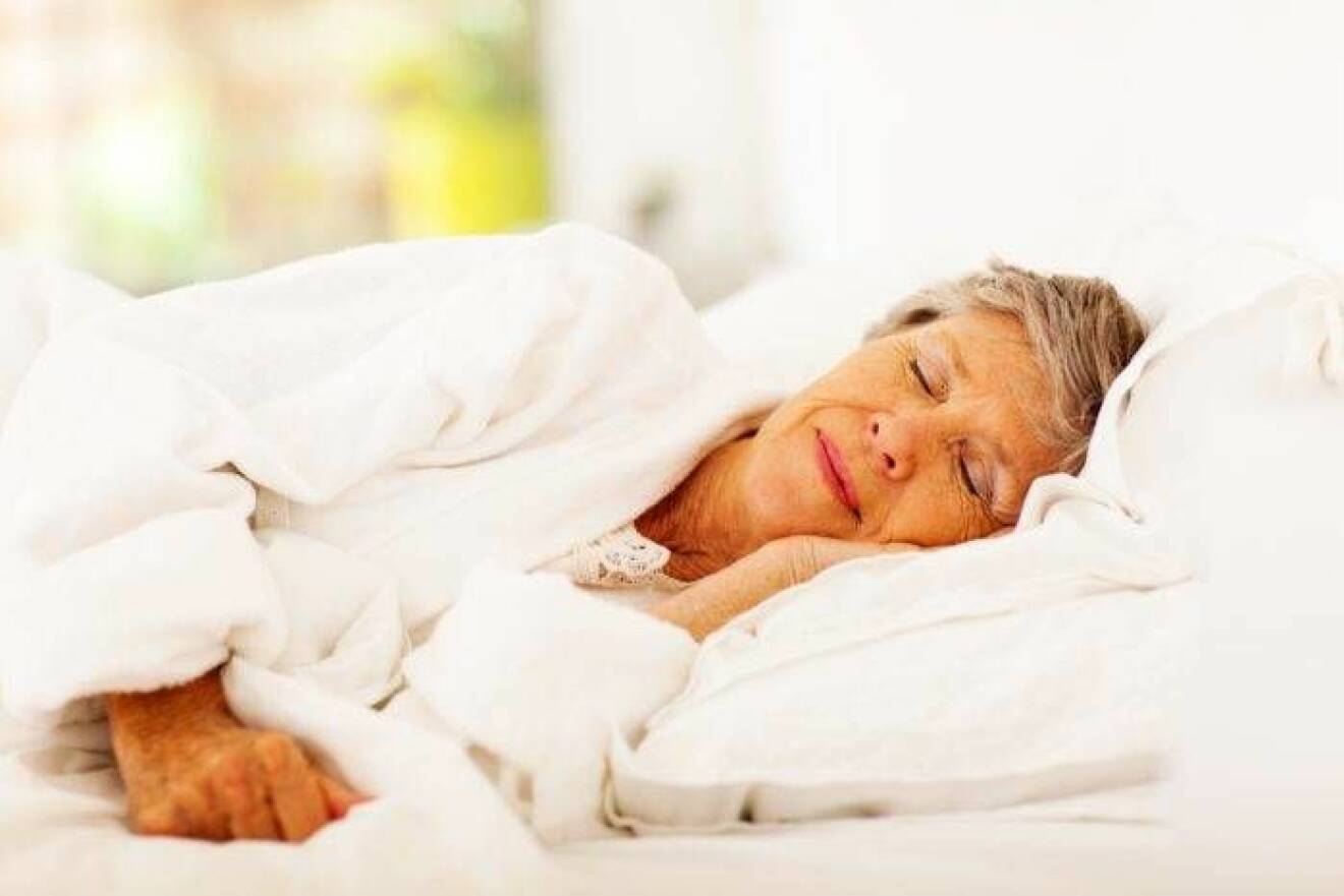 Äldre kvinna som sover.