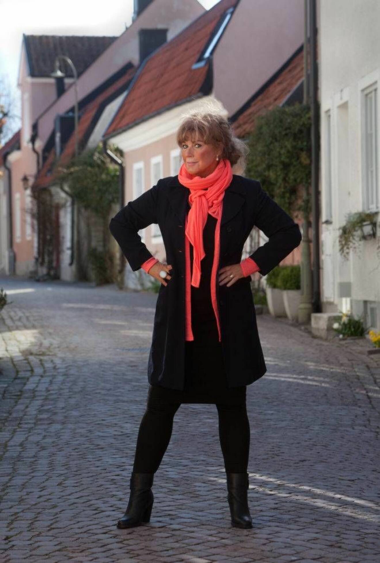 Marie Nilsson på kullerstensgata i Visby. Foto: Stig Hammatstedt