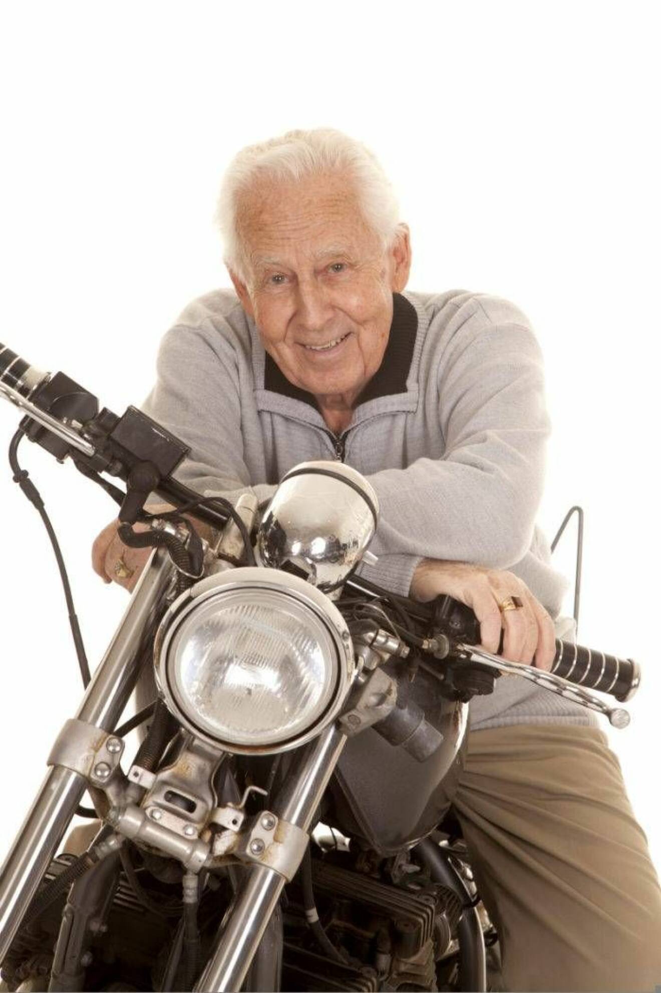 Äldre man på motorcykel.