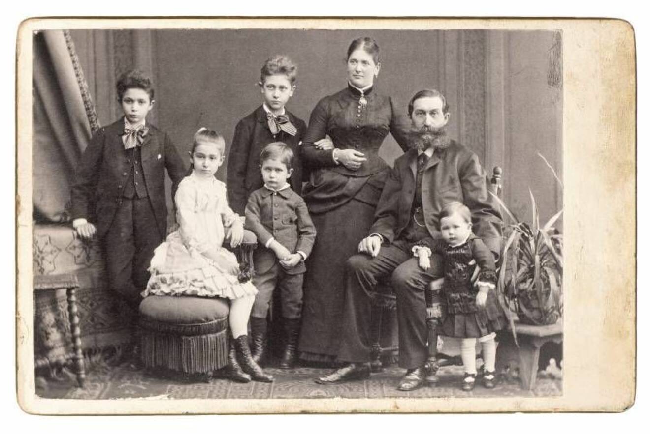Fotografi på familj från 1800-talet.