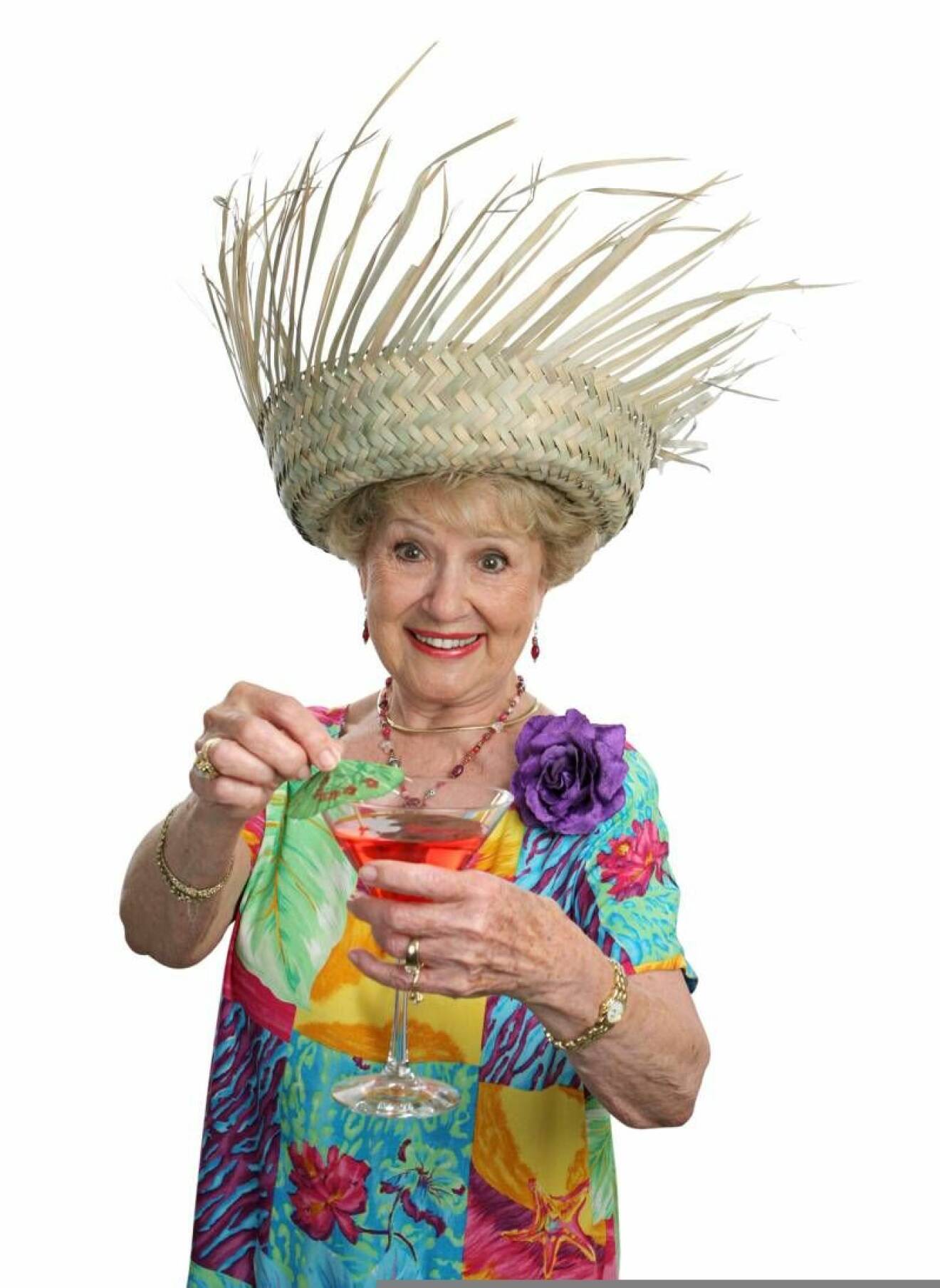 Äldre kvinna med halmhatt dricker drink.
