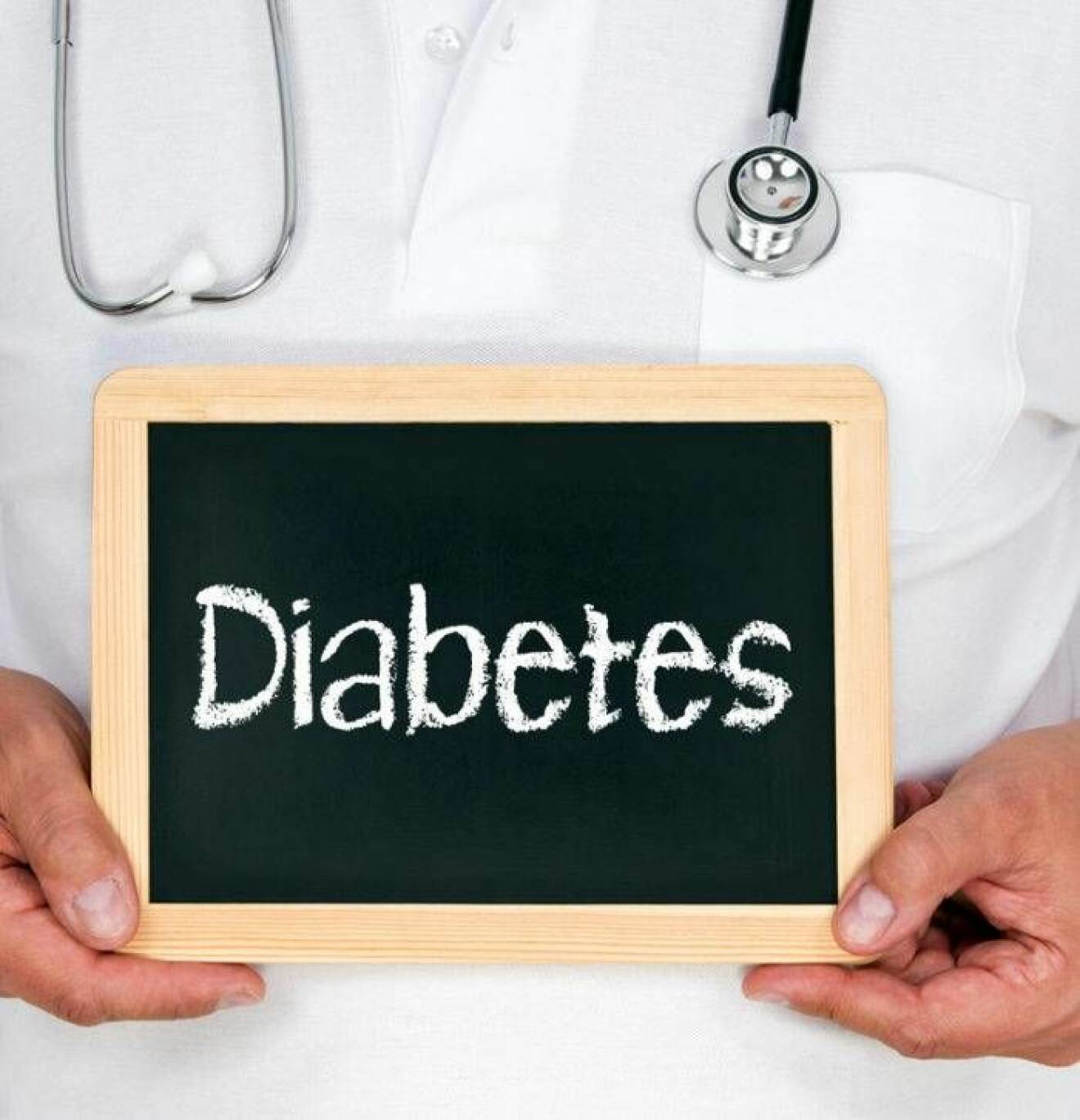 Läkare håller skylt med text diabetes.