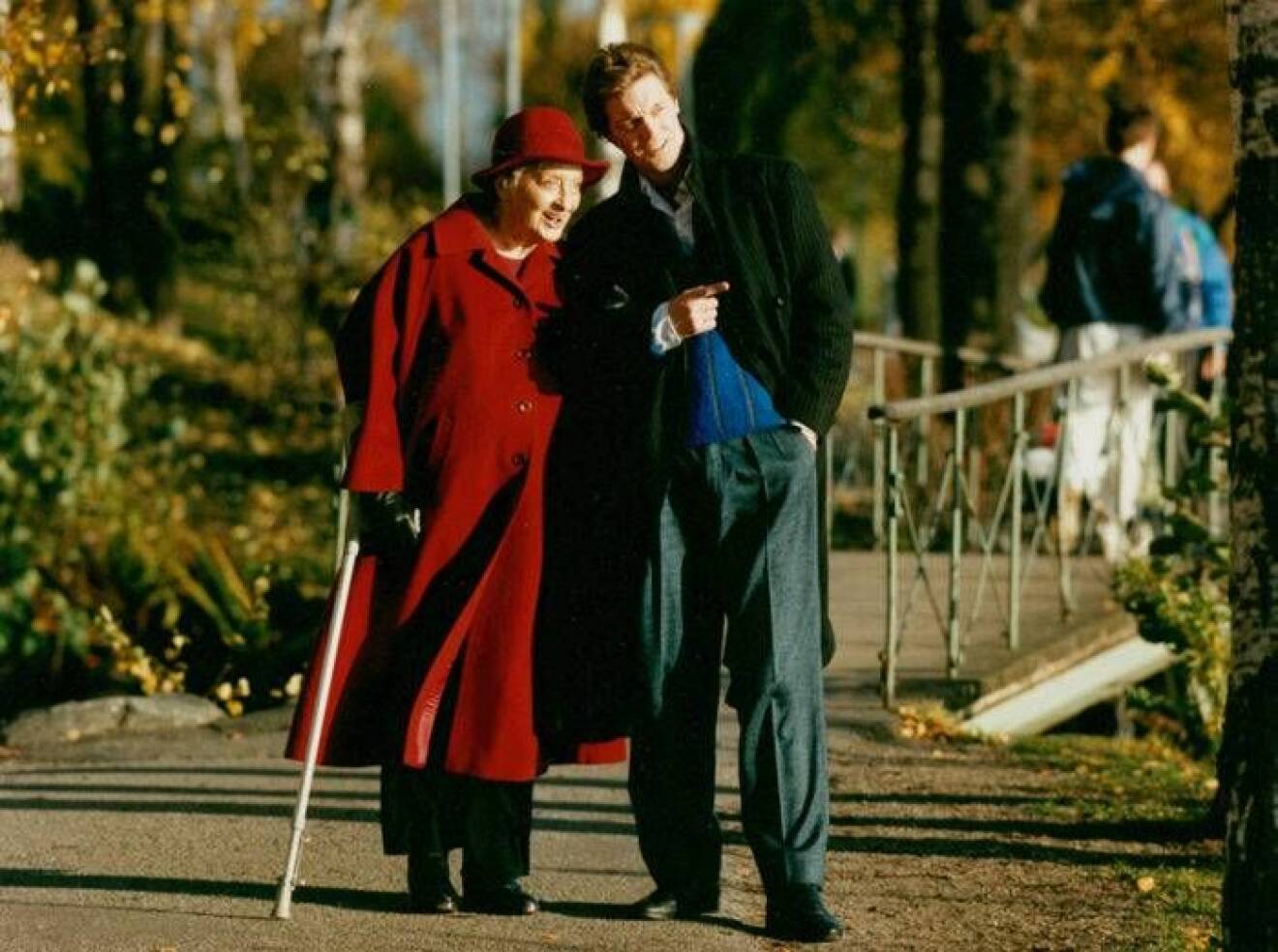 Johannes och mamma Gudrun Brost på promenad 1989.