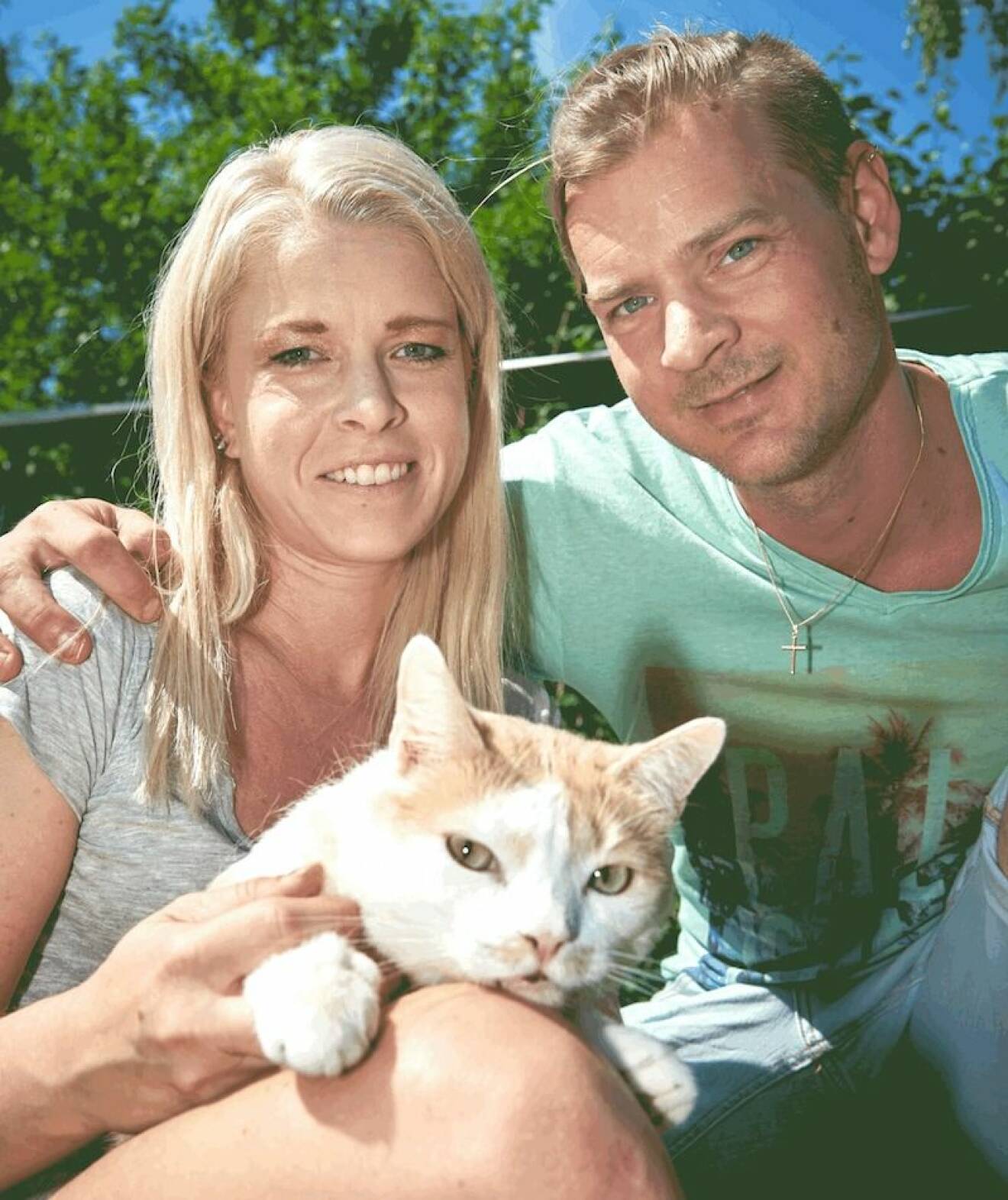 Angelica Wendel, 33, och hennes pojkvän Jesper Johansson, 37 år med en katt.