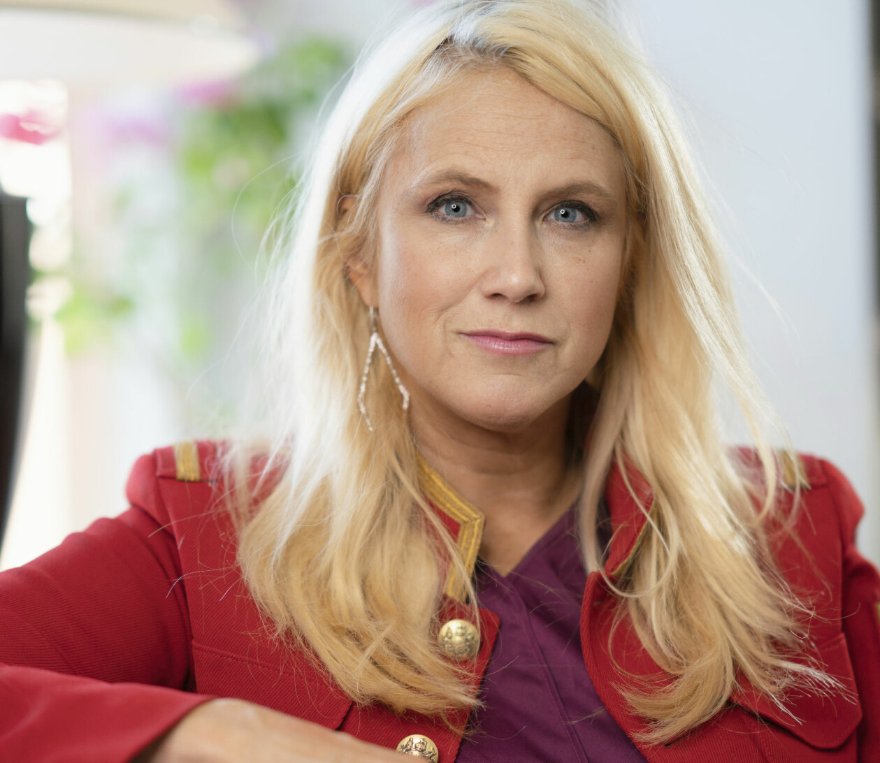 För Frida Boisen är visionen tydlig: Vi måste börja prata mer om självmord och självmordstankar. En porträttbild på Frida Boisen tagen i hennes hem.