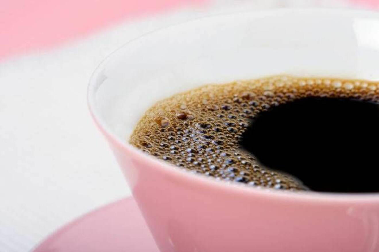 En rosa kopp kaffe.