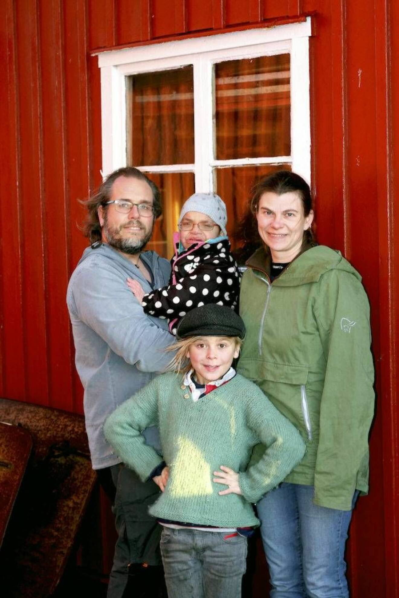 Pappa Johannes och mamma Linnea tillsammans med barnen Vidar och Hillevi.
