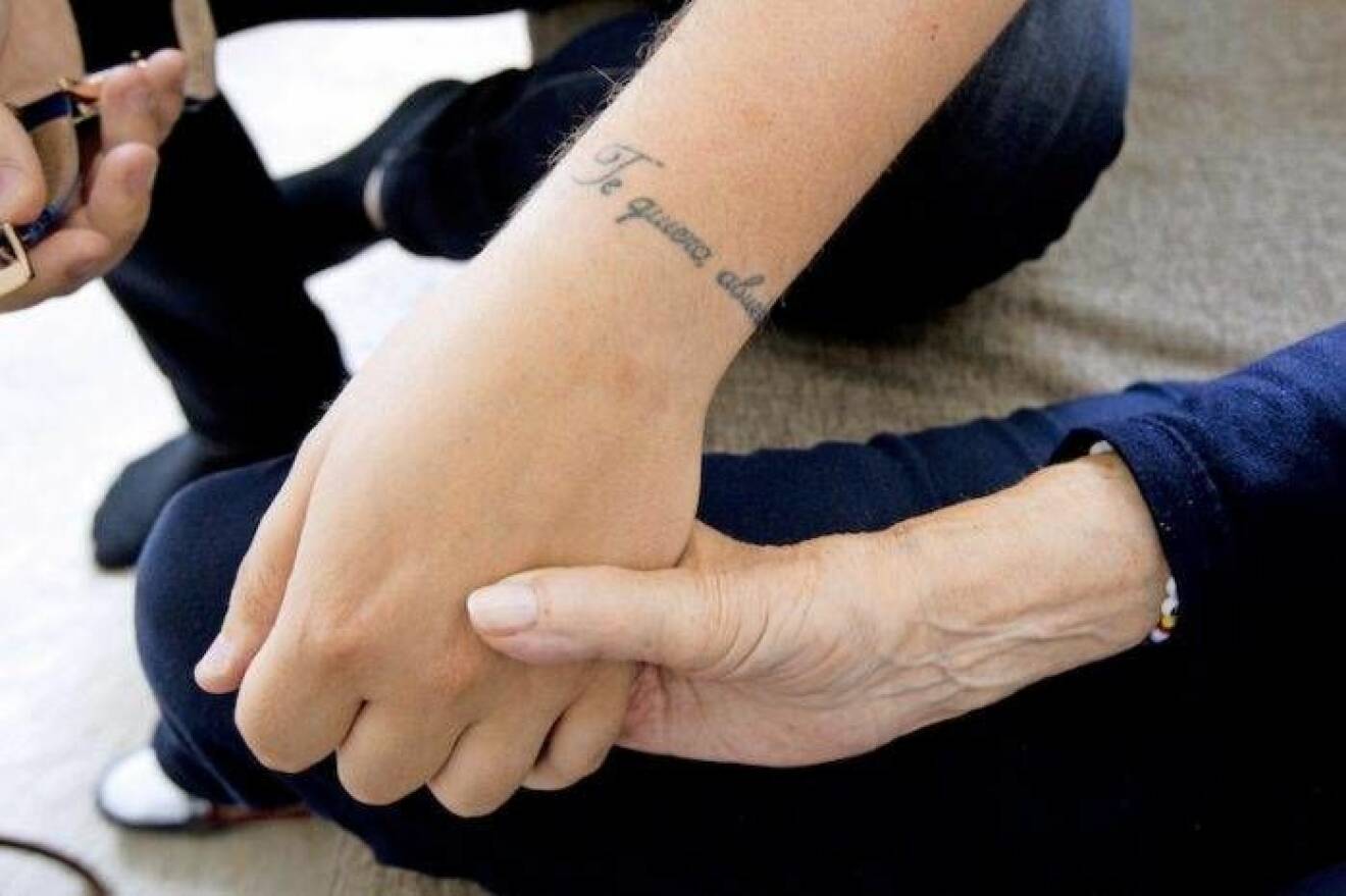 Tatueringen på Jakobs arm betyder ”Jag älskar dig farmor”.  