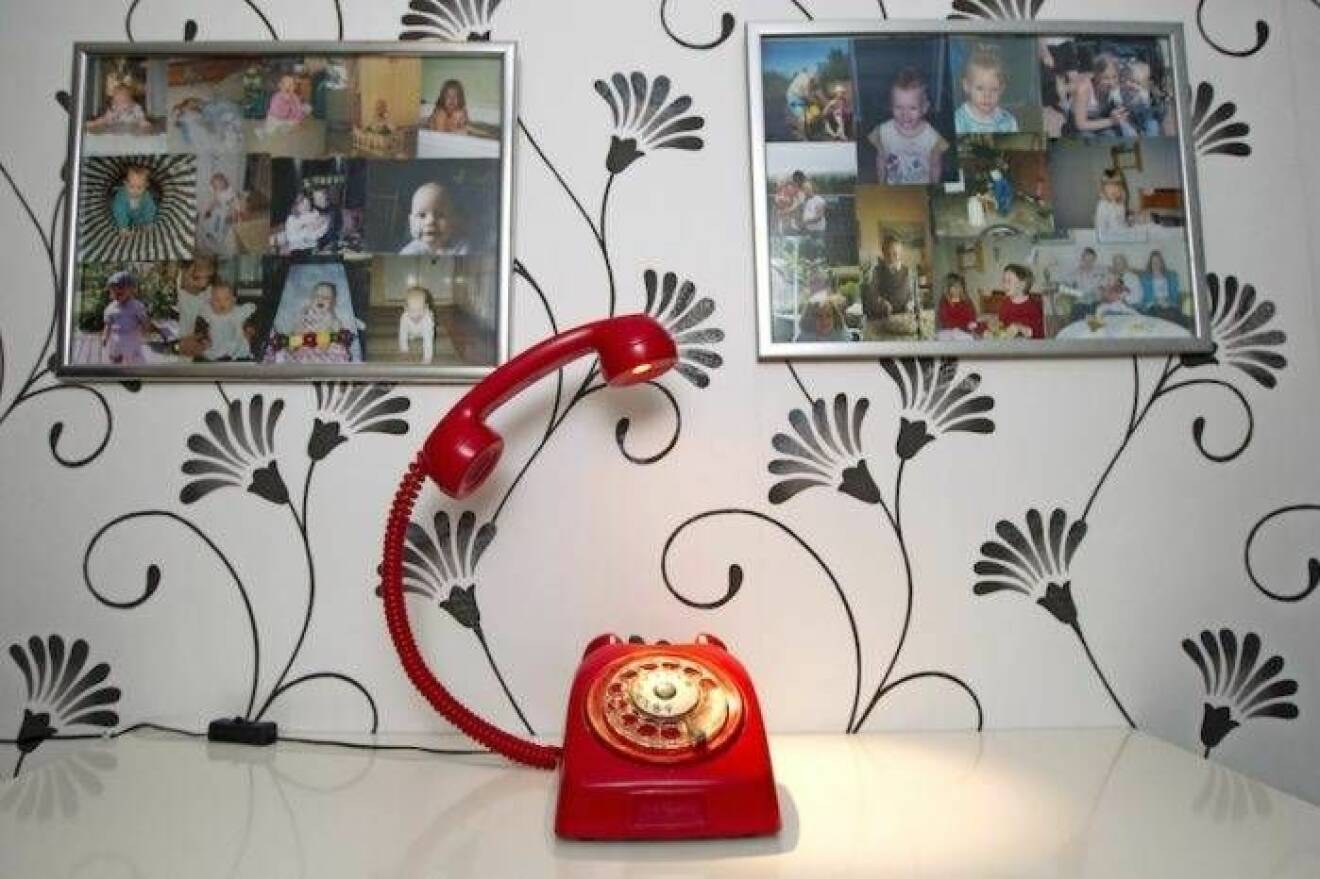 Den gamla telefonen blev en praktisk bordslampa. 