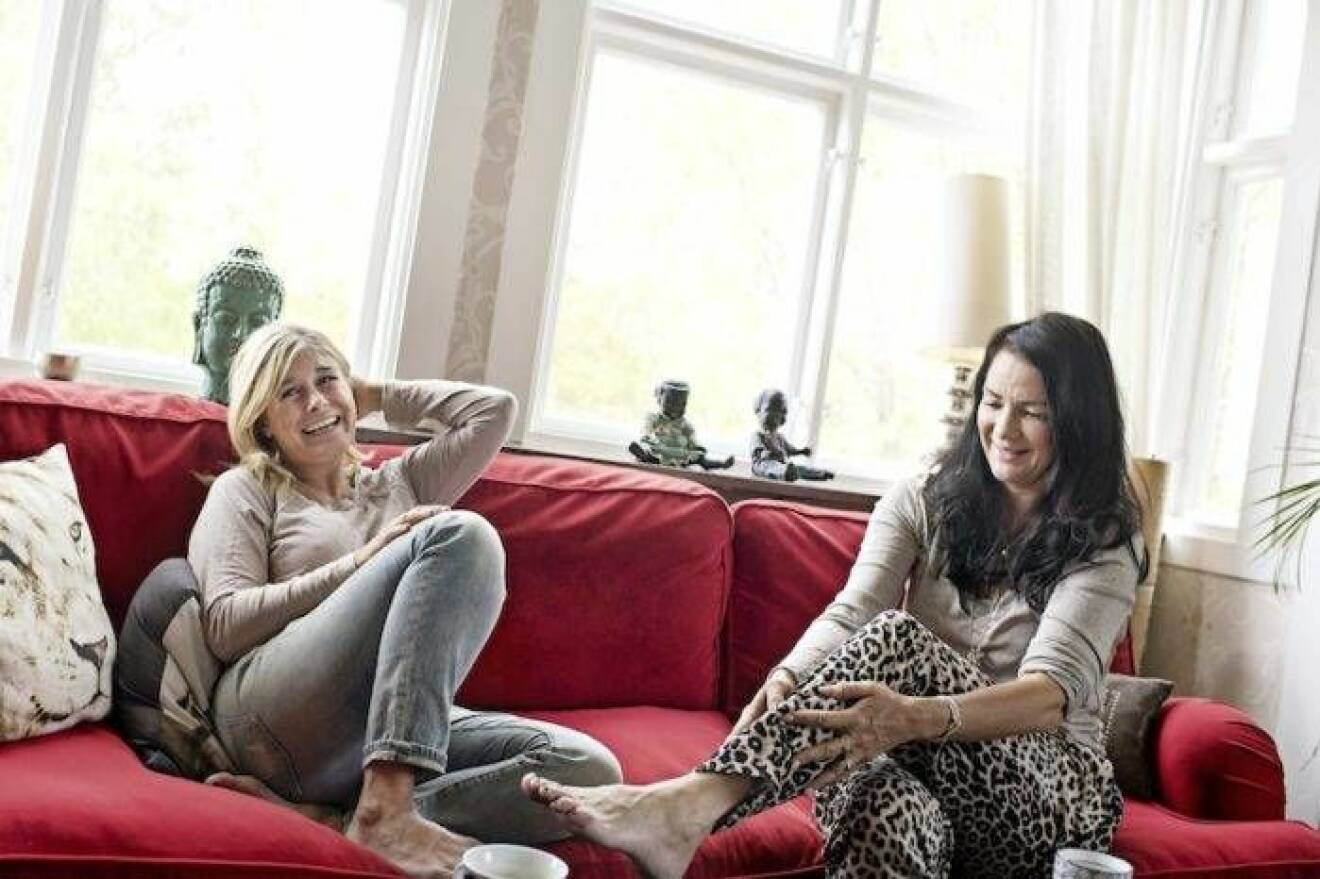 Pernilla Wahlgren och Sofia spelar in sin podd Wahlgren & Wistam hemma hos Sofia.