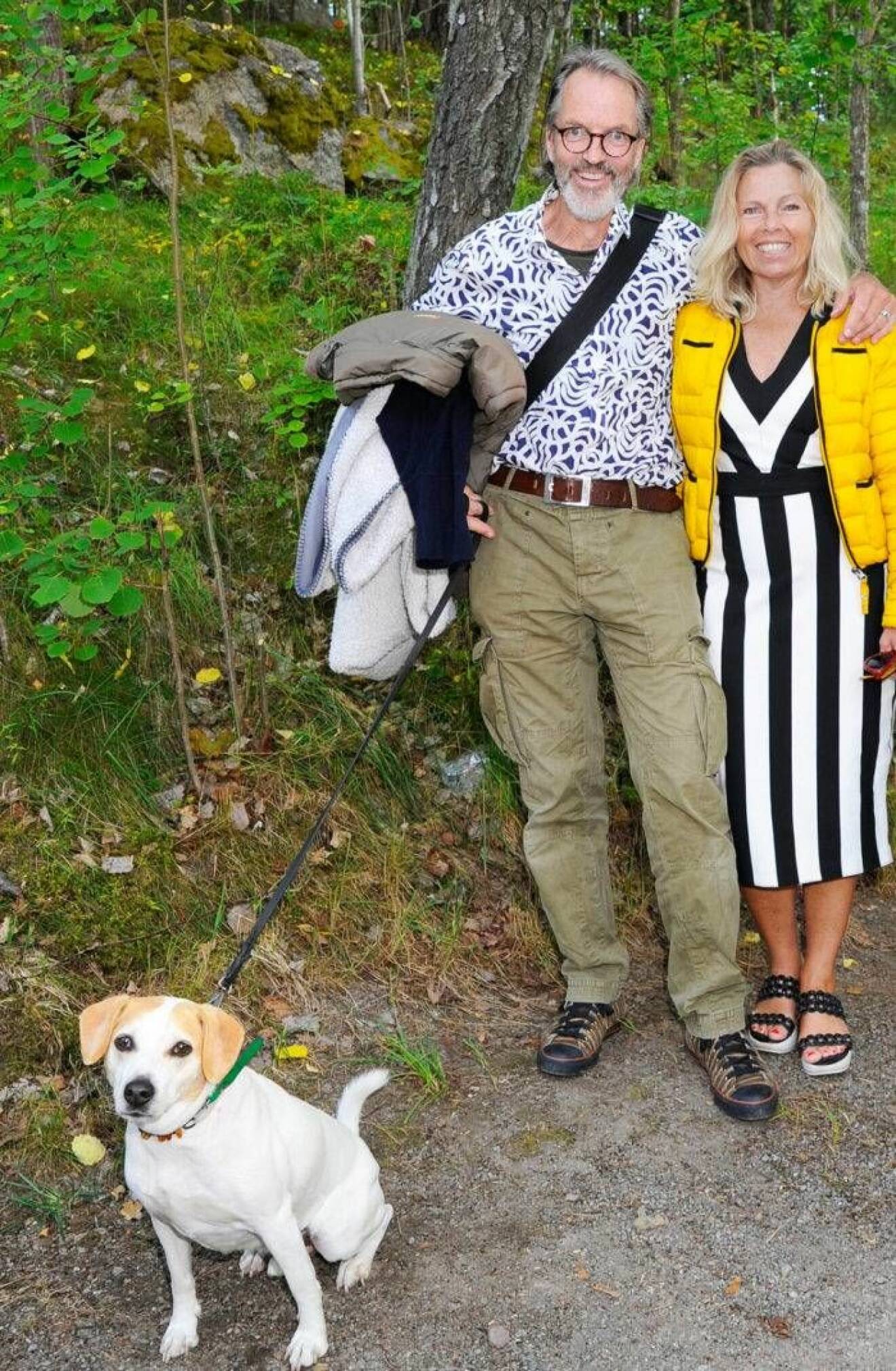 Görel Crona med maken Henrik von Koch på hundpromenad.