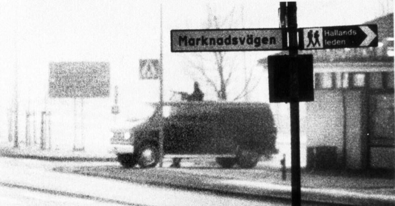 Utanför Sparbanken i Ullared väntade en man från militärligan med kulspruta i en stulen van.