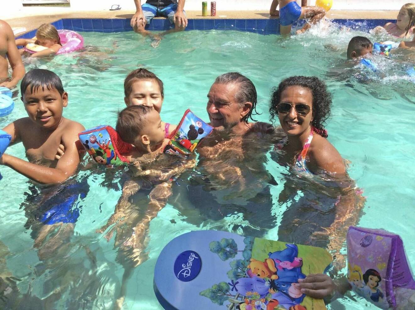 Kjell Bergqvist och hans familj har startat en simskola i Thailand.
