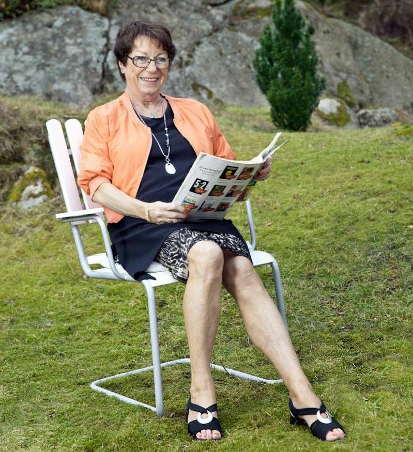 70-åriga Yvonne Träen har slagit sig ner i en stol i villaträdgården hemma i Kullavik, söder om Göteborg. Numera har hon inga problem att visa benen, som är släta och fina igen.