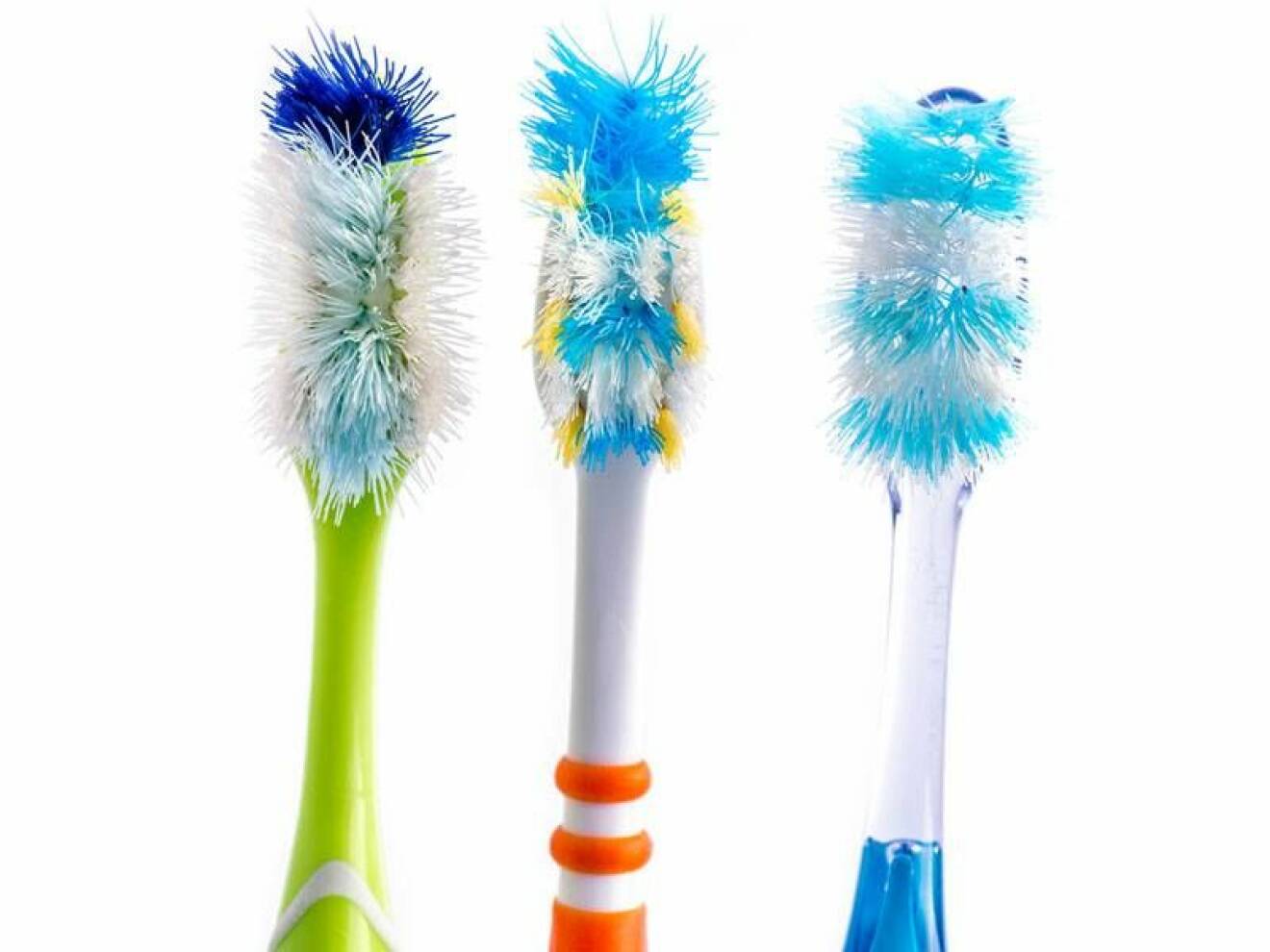 Tandborstar ska du så klart byta ut med jämna mellanrum, men du behöver inte slänga dem! Använd dem till att skrubba på svåråtkomliga ställen med, som runt kranar, eller för att rengöra dina smycken.