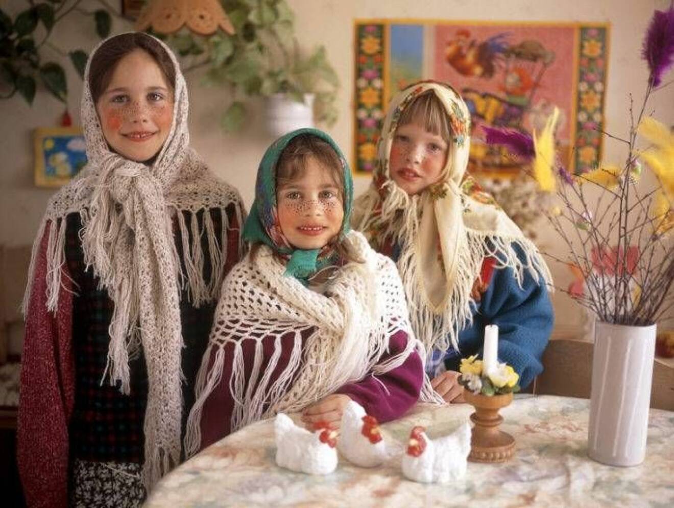 Tre små flickor utklädda till påskkärringar på påsken.