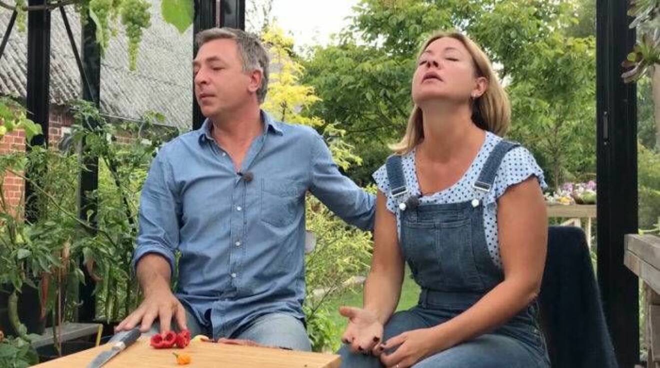 Pernilla Månsson Colt och Tareq Taylor kippar efter andan efter att ha provat en av världens starkaste chilis.