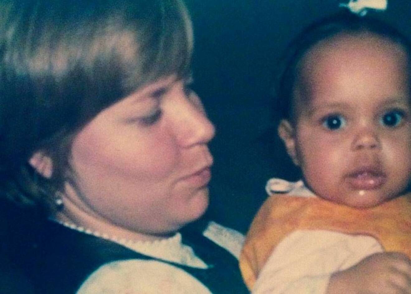 En bild på Pia som barn, ihop med sin mamma.