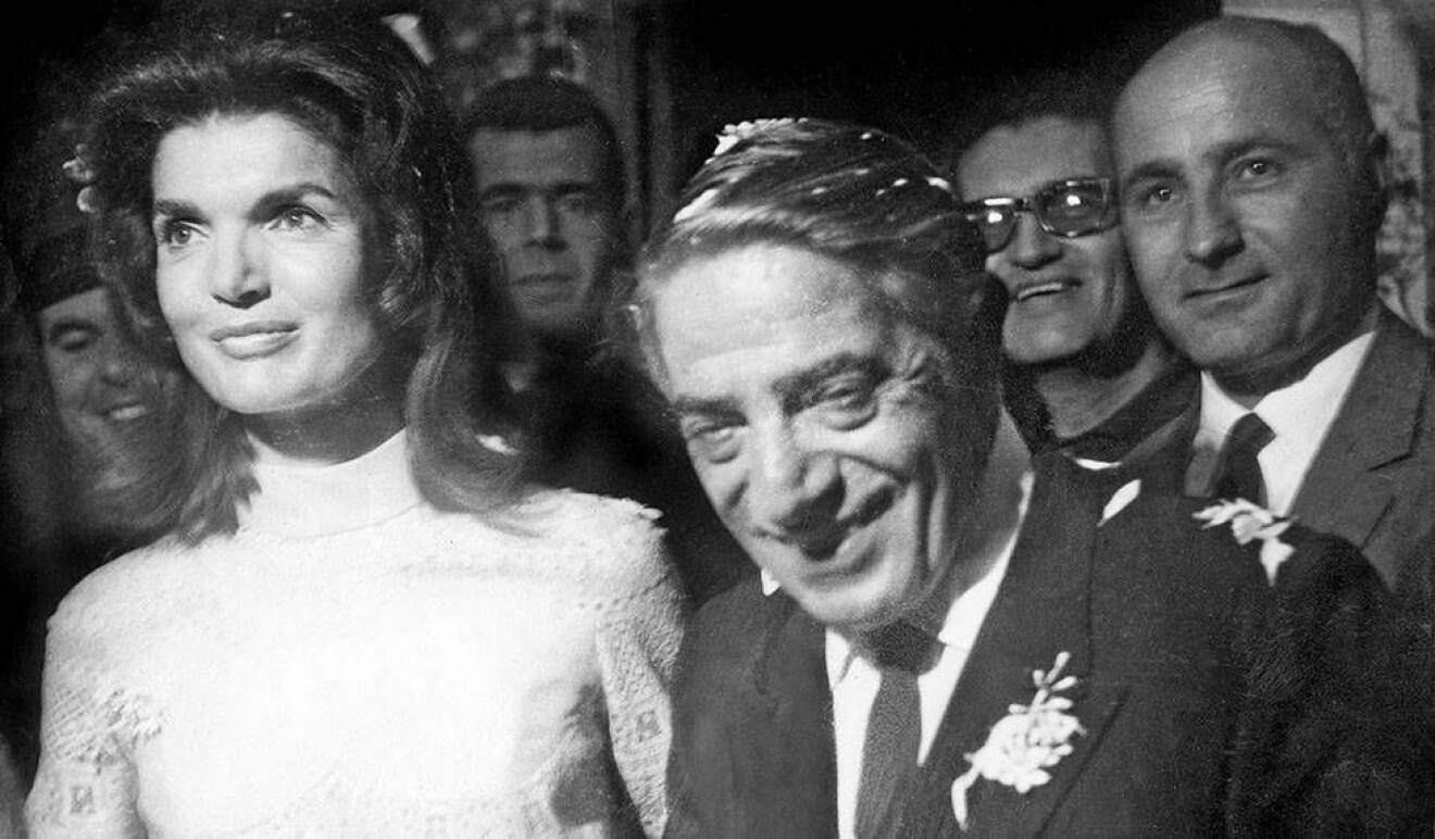 Jacqueline Kennedy, president John F Kennedys änka, gifte sig med den grekiske miljardären och skeppsredaren Aristoteles ”Ari” Onassis.