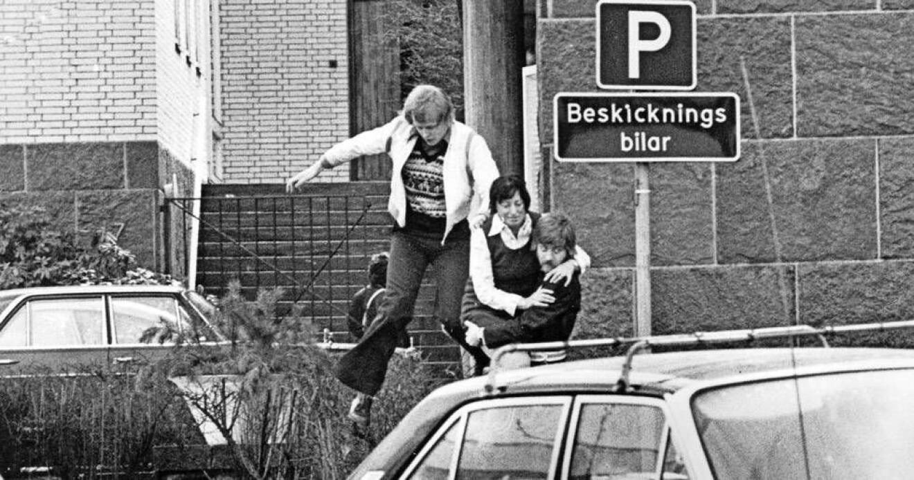 Gisslan evakueras av polis under dramat på västtyska ambassaden 1975.