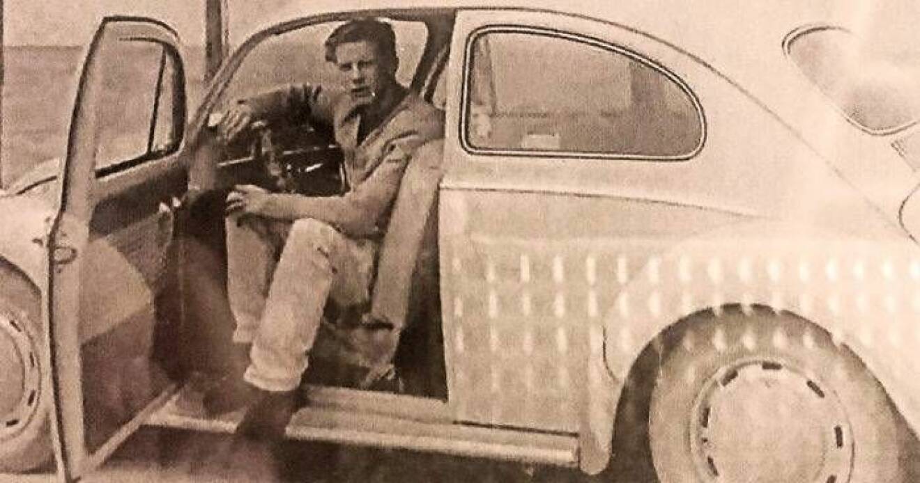 Dans pappa Lennart i en gammal bil.