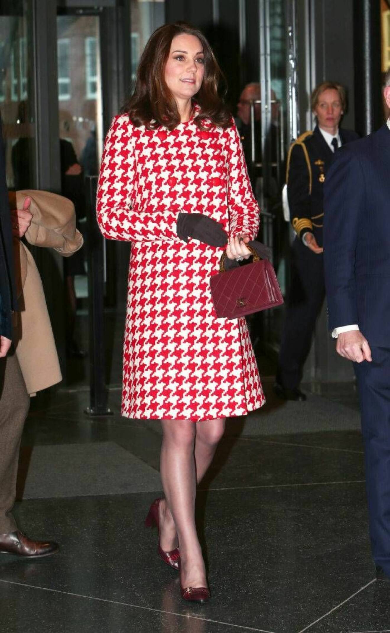 Kate Middleton rödmönstrad kappa