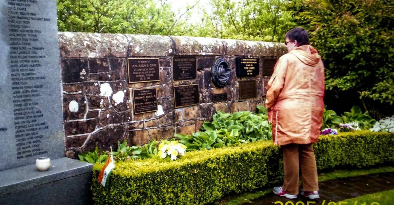 Resan till Lockerbie var omtumlande men välgörande för Karin. Här ser hon på minnesmärket.