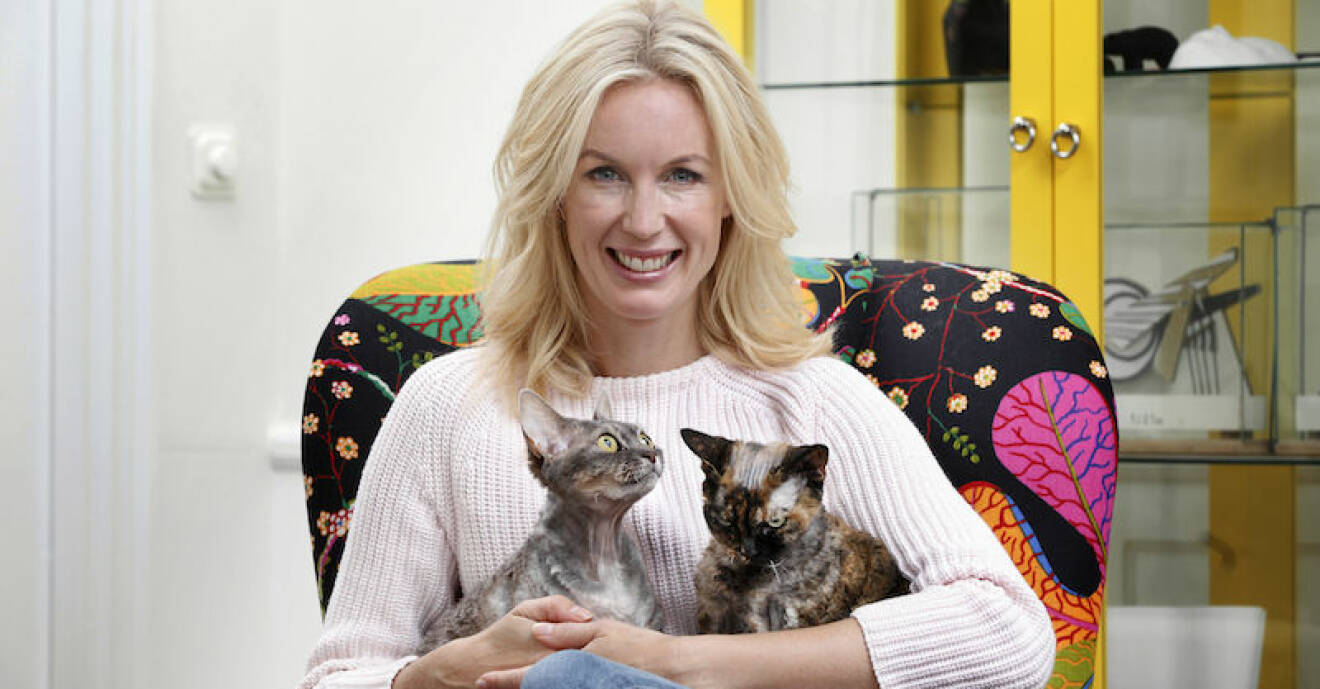 Jenny Strömstedt med familjens katter.