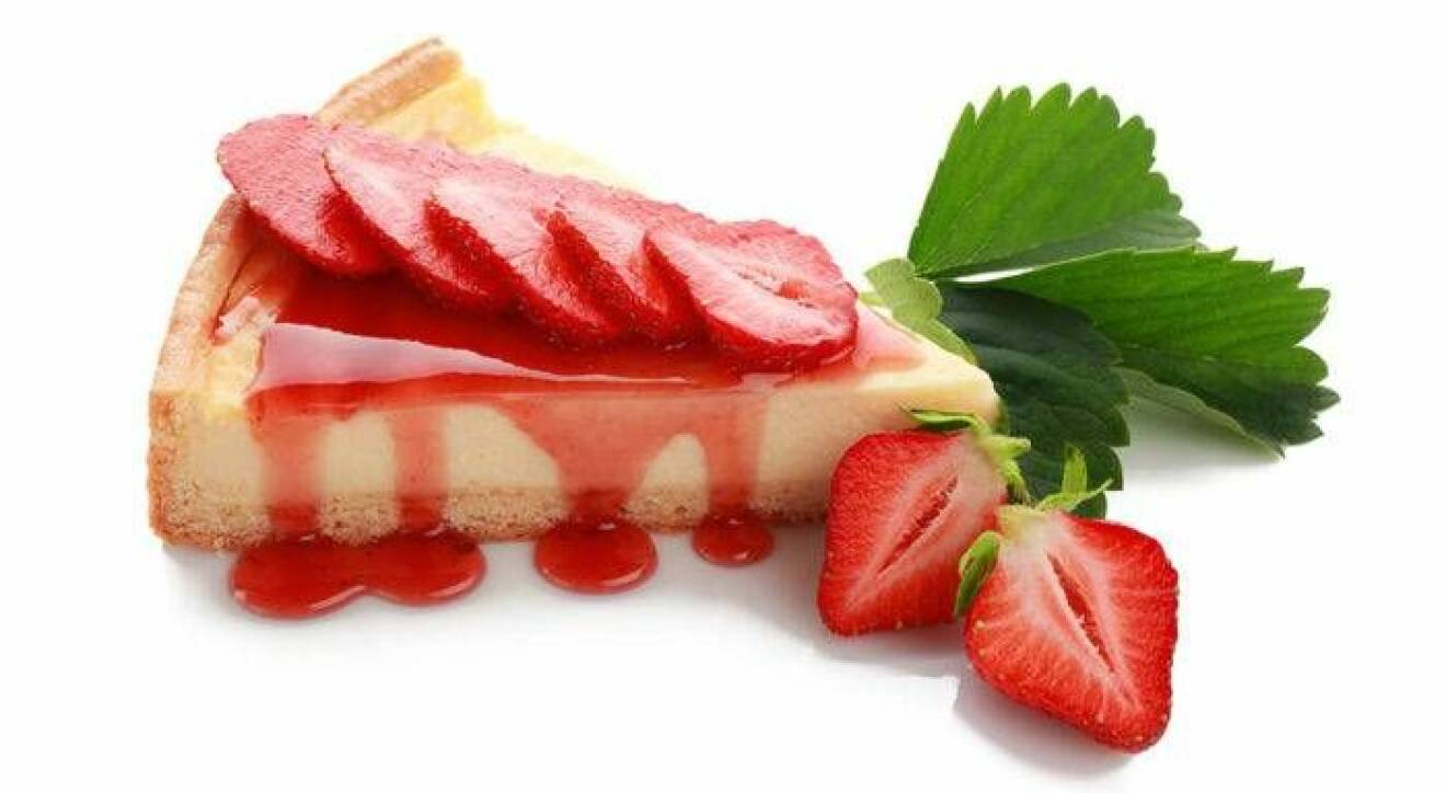 Cheesecake dekorerad med delade jordgubbar