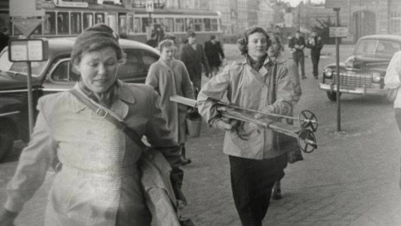 Damer med skidor på väg på utflykt, Frufridagen 1954.