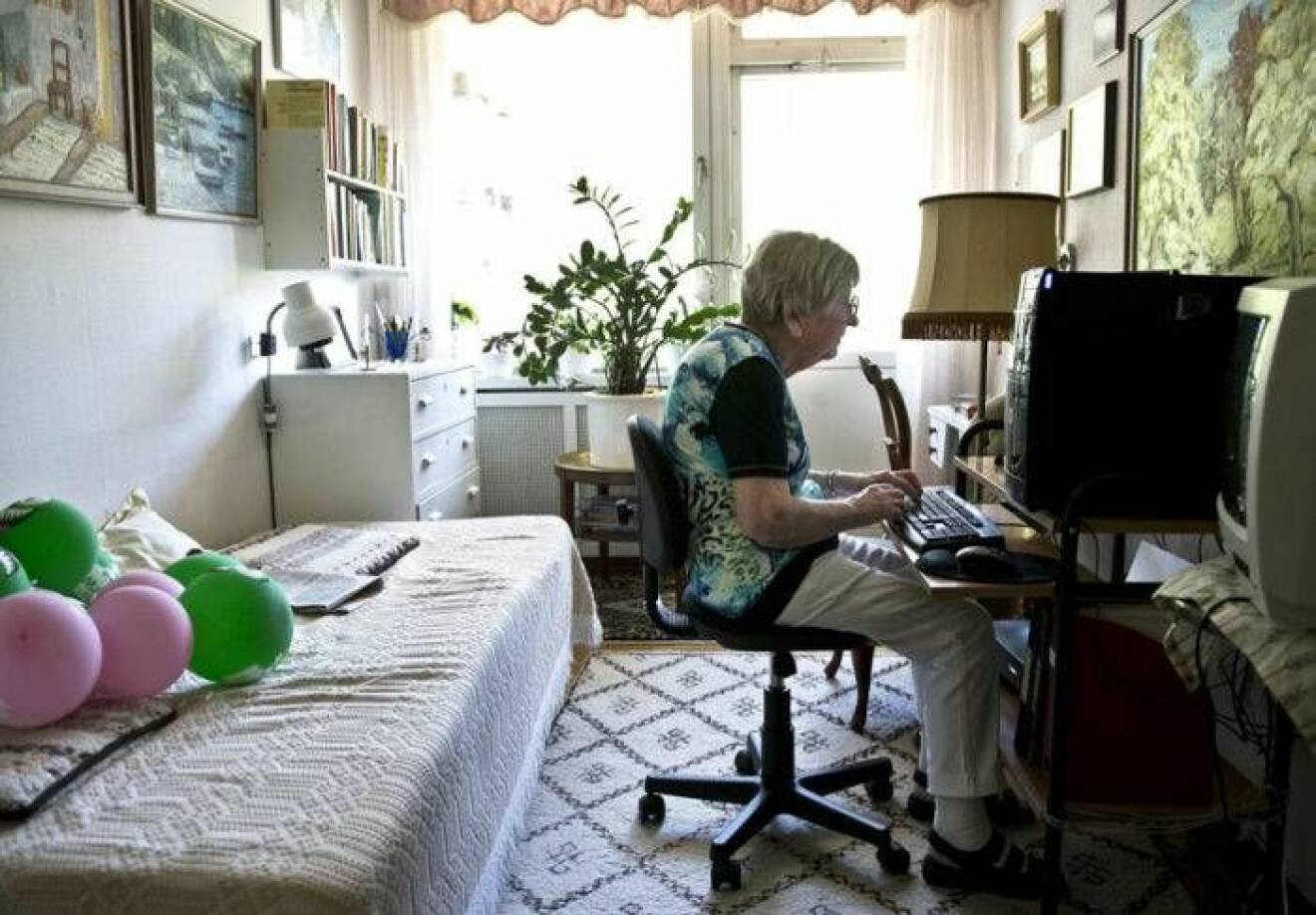 Den då 101-åriga Dagny Carlsson bloggar från lägenheten i Solna.