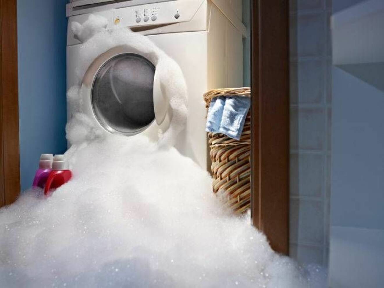 Tvättmedel har läckt ur från tvättmaskinen i form av vitt skum
