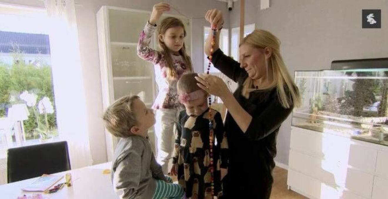 Susanne Zeeck mäter supersnöret tillsammans med barnen Juno, Ilon och Milli