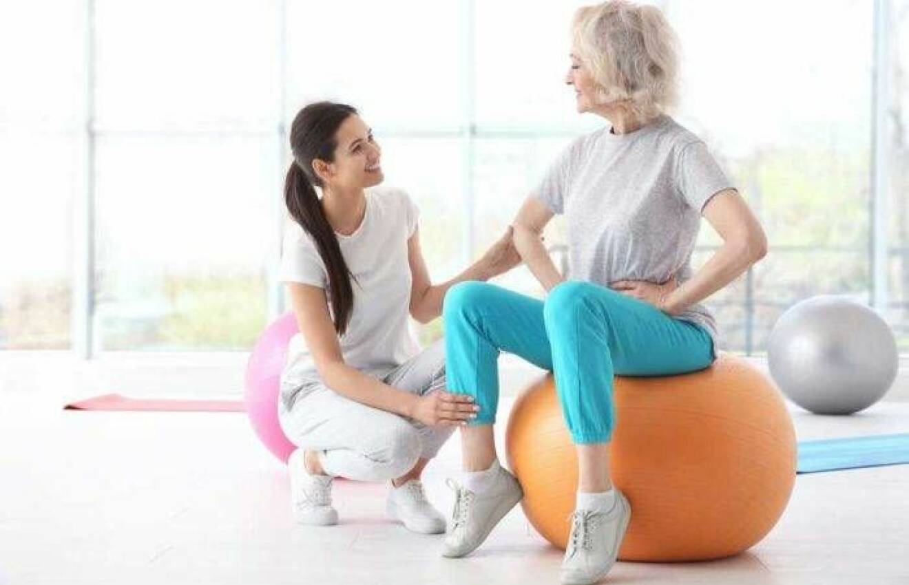 Äldre kvinna tränar med en pilatesboll