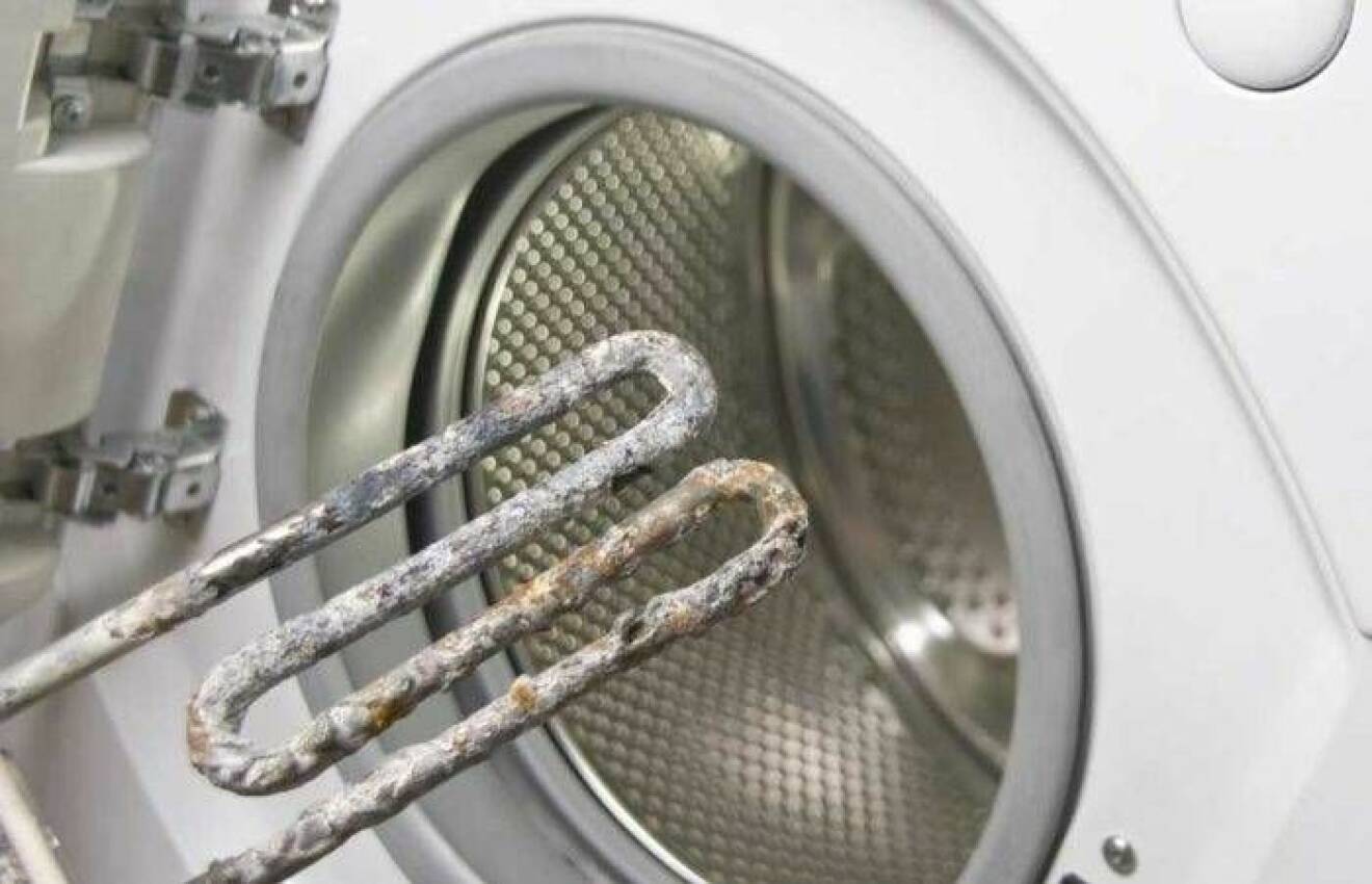 Vinäger i tvättmedelsfacket får bort kalkavlagringarna.