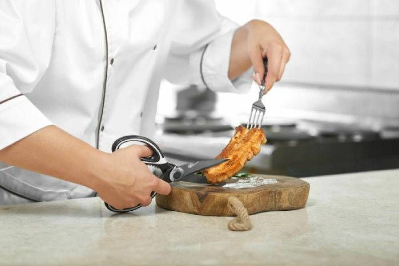 Kock klipper kycklingfilé med sax