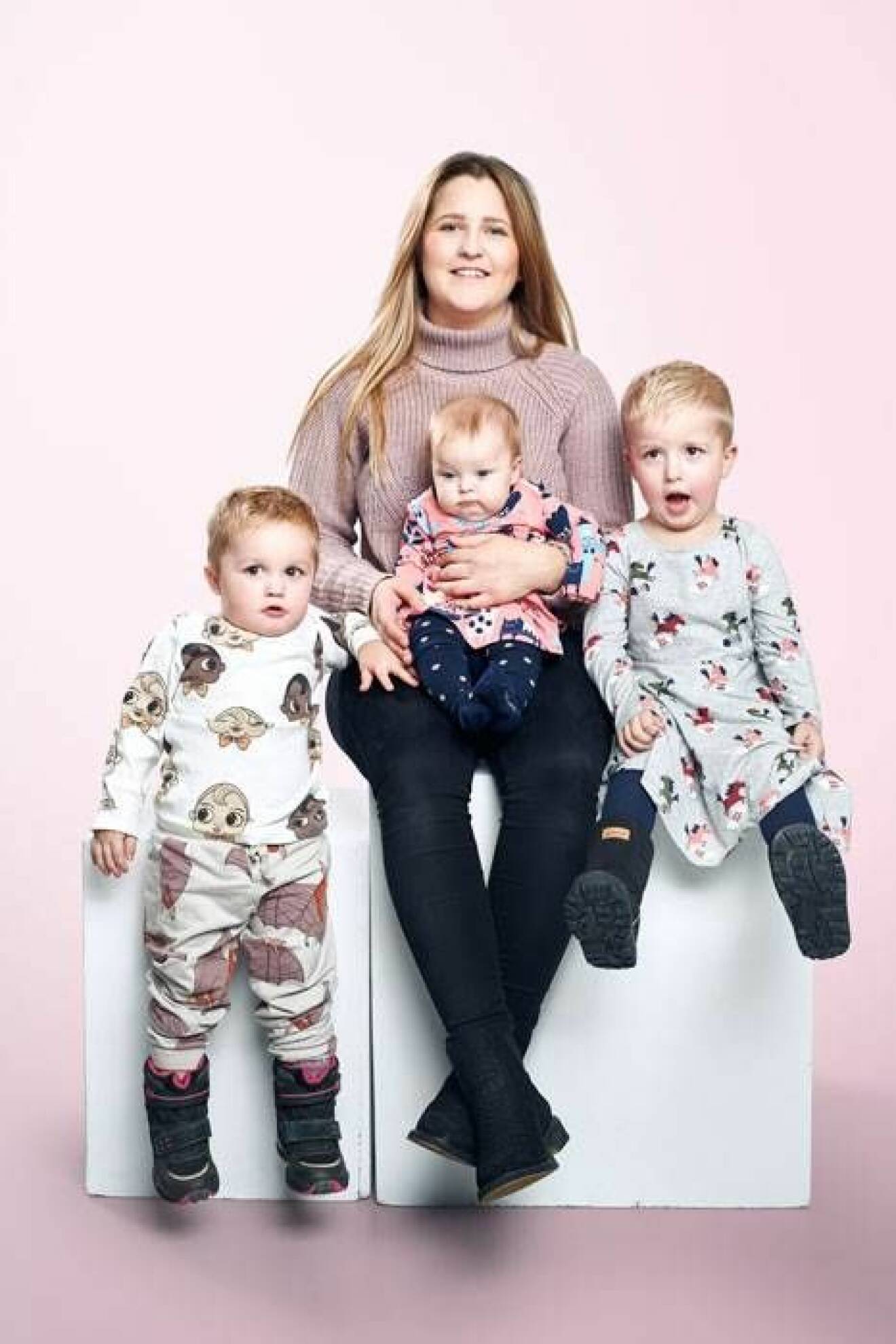 Fayme Elmén med barnen Leo, Mila och Colin.