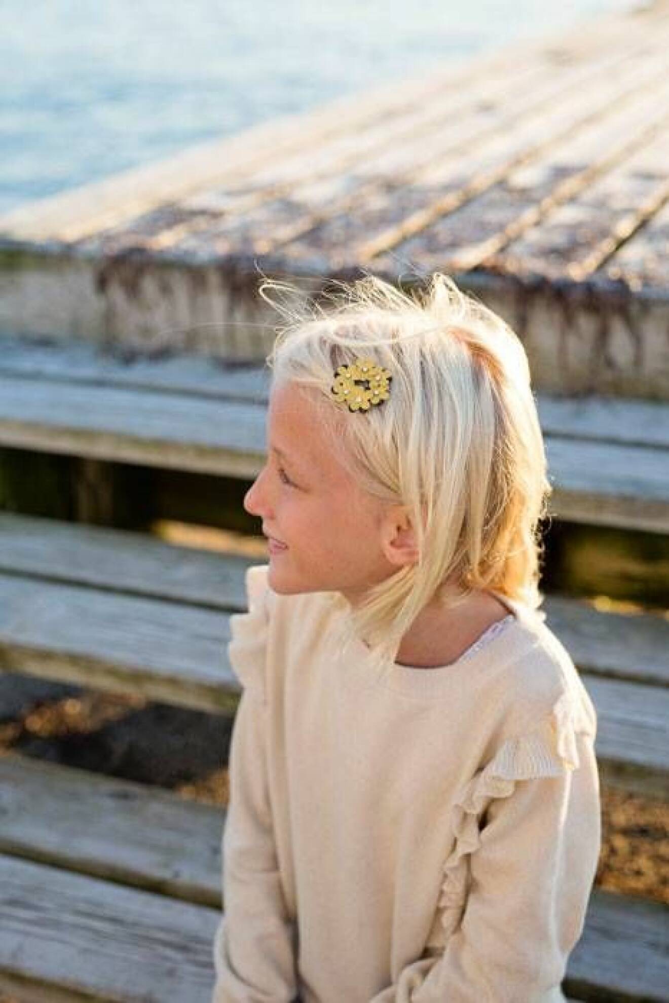 En flicka med Majblomman 2018 i håret.