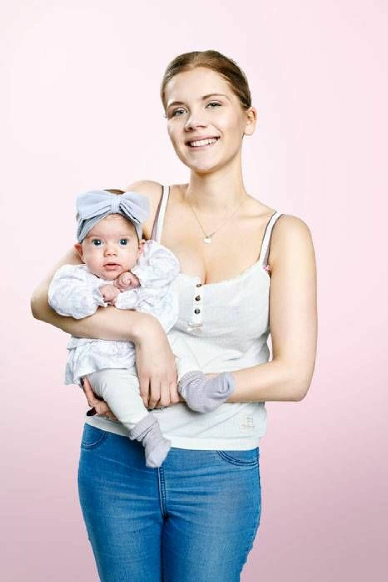Linn Andersson med dottern Tindra.